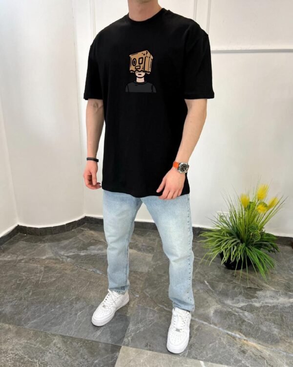 تيشيرت أوفرسايز إسود على الطبيعة