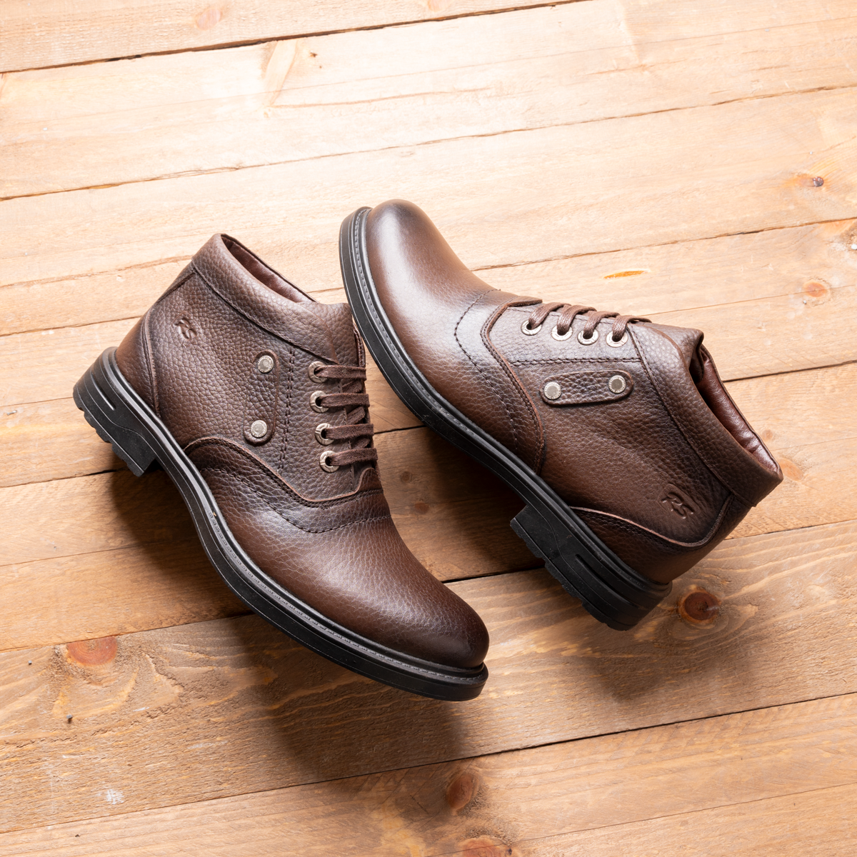 حذاء بني جلد طبيعي