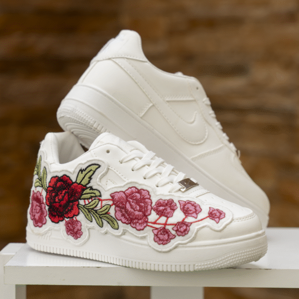 شوز حريمي أبيض