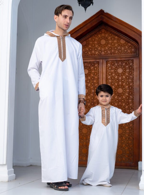 عبايات إبن وأبوه لونها أبيض عبايات إبن وأبوه لونها أبيض