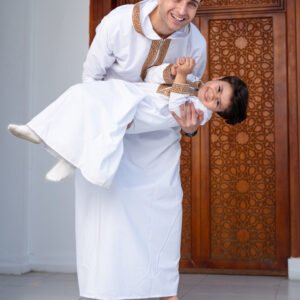 عبايات بيضاء للأب والإبن