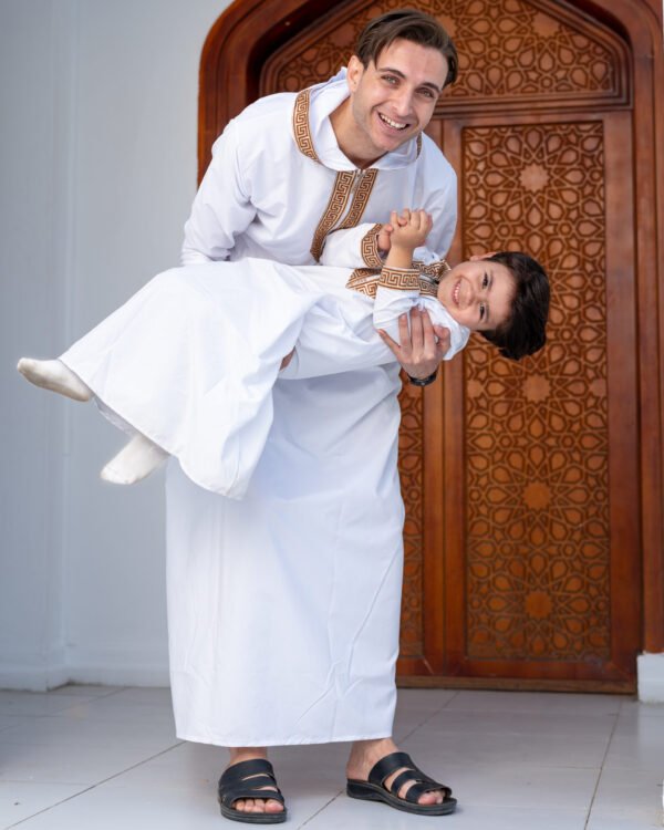 عبايات بيضاء للأب والإبن عبايات بيضاء للأب والإبن