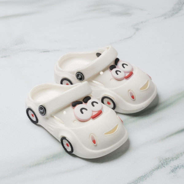 كروكس أطفالي شكل سيارة لون أبيض