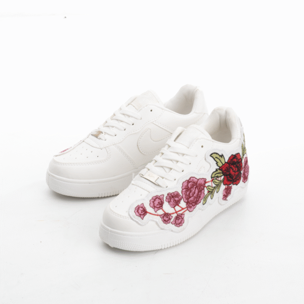 كوتشي حريمي Nike أبيض