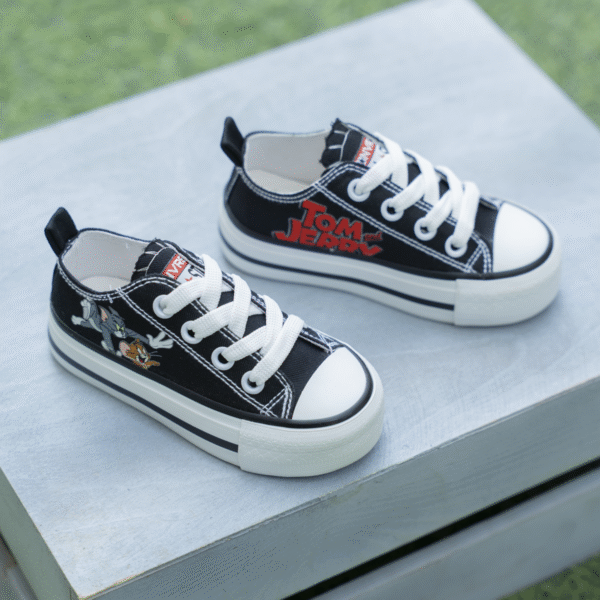 كونفيرس أطفالي على الطبيعة لون إسود