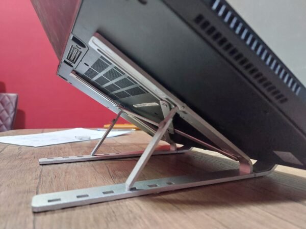 مسند اللابتوب والكتب Scaled