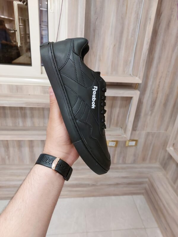 كوتشي ريبوك على الطبيعة Scaled