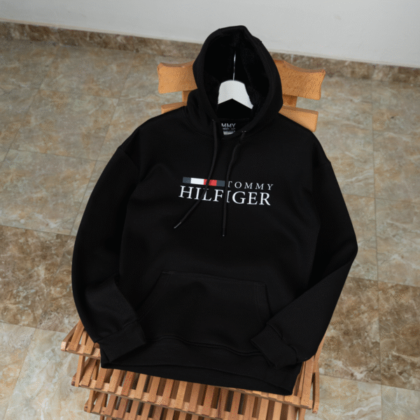 هودي تومي إسود على الطبيعة