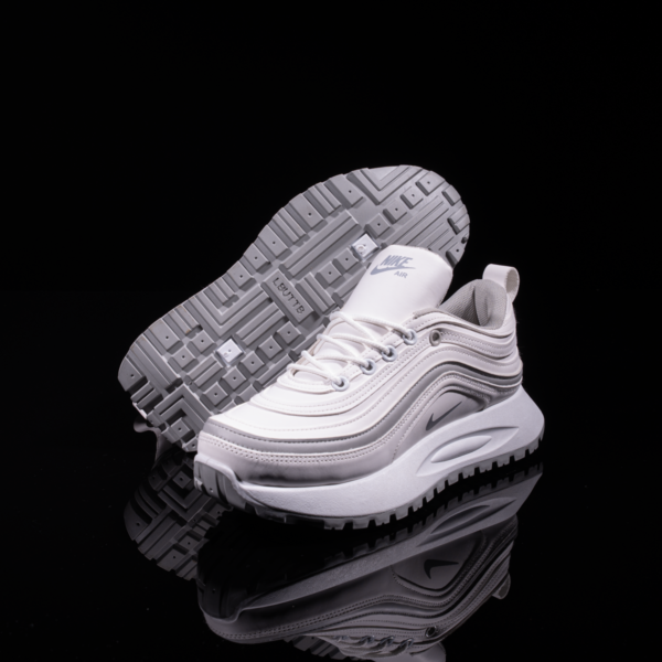 كوتشي Nike حريمي أبيض في رمادي