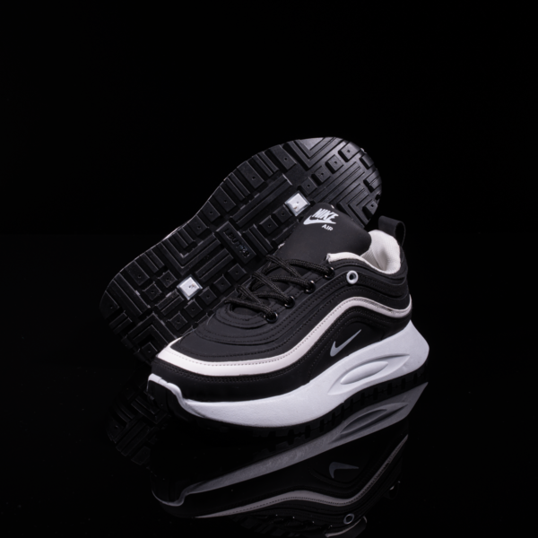 كوتشي Nike حريمي إسود في أبيض