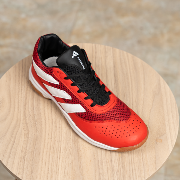 Adidas Predator Red على الطبيعة Adidas Predator Red على الطبيعة